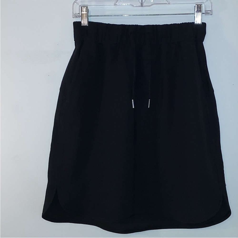 Lululemon on the fly Skirt ( Size 6)